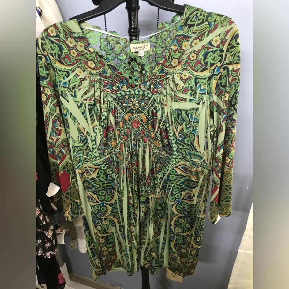One World XL Eye catching Green Shirt Unique